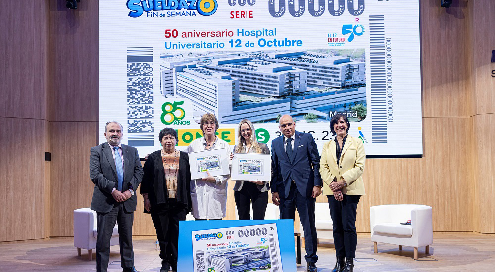Foto de familia de los participantes en la presentación del cupón
