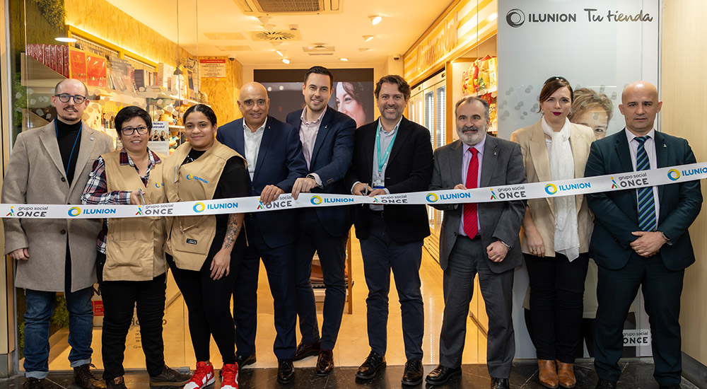 Foto de familia del momento de la inauguración
