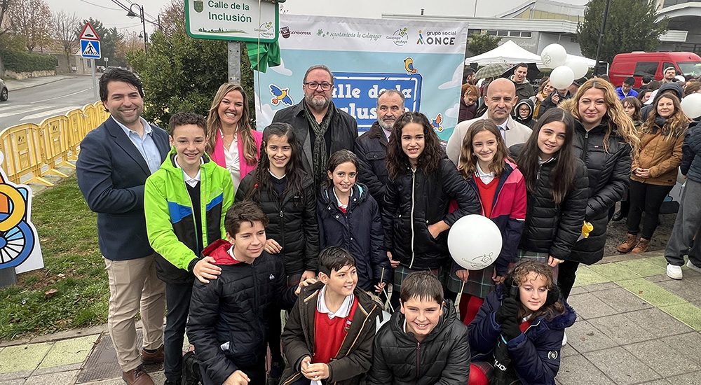 Un grupo de chavales con las autoridades descubren la placa de la calle
