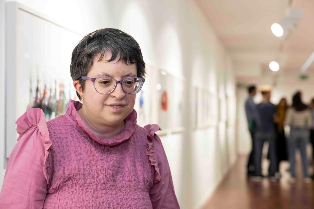 Primer plano de Fátima Calderón delante de sus obras