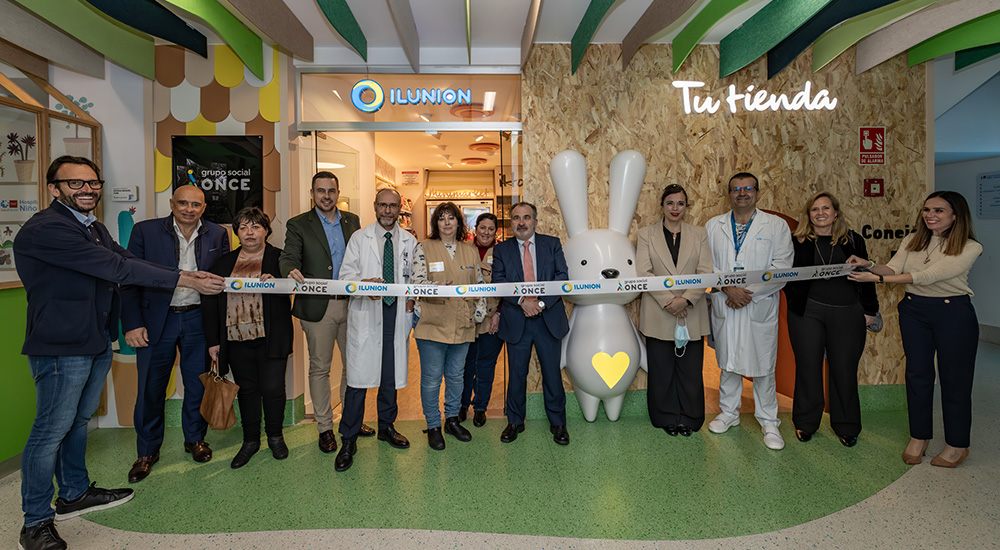 Foto de familia del momento de la inauguración de la tienda del Niño Jesús