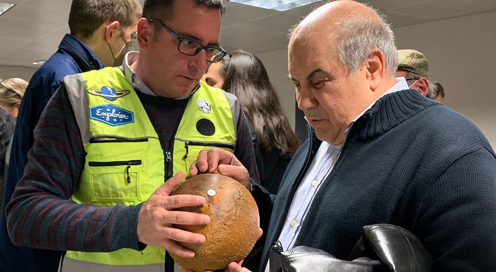 Varios visitantes reconocen al tacto un planeta
