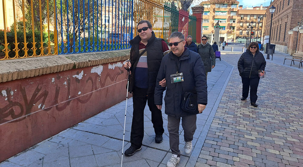 El grupo de voluntarios pasea por las calles de Leganés
