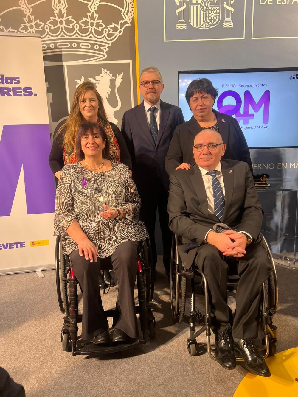 Representantes de CERMI Comunidad de Madrid junto a Mayte Gallego