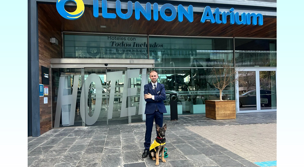 Iván junto a Lía en la puerta del Ilunion Atrium