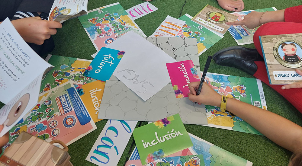Varios chavales creando los carteles