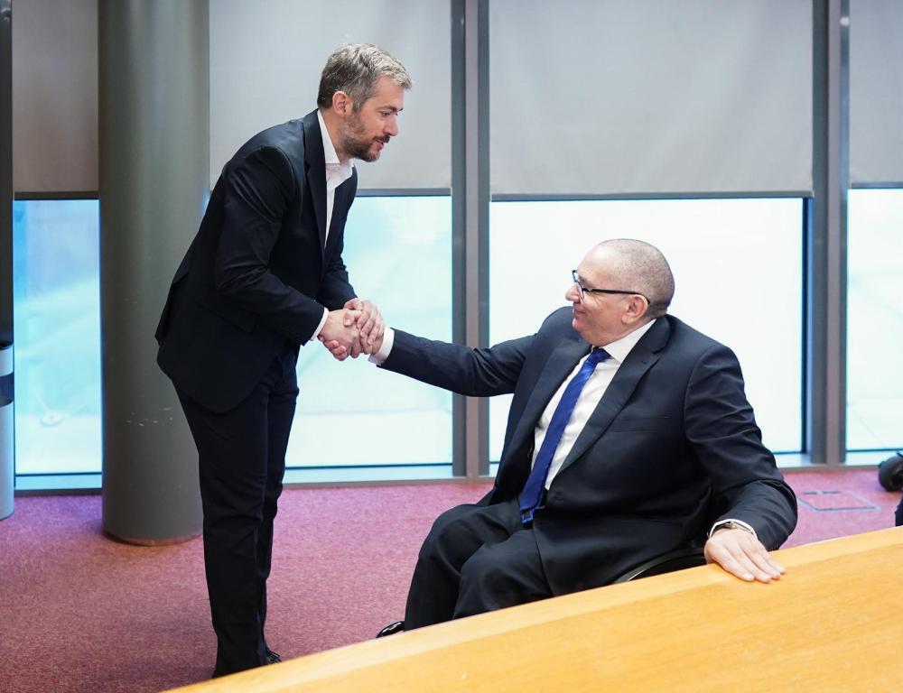 El consejero y el presidente de CERMI Madrid estrechan sus manos