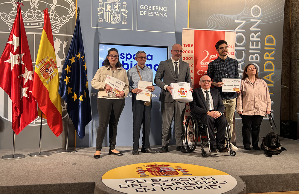Foto de famillia de los participantes en la entrega de los ejemplares