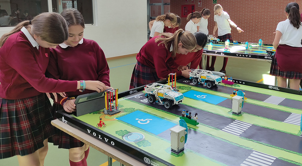 Escolares trabajando en el proyecto