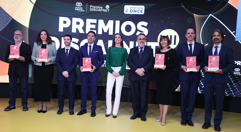 Foto de familia de las autoridades y ganadores