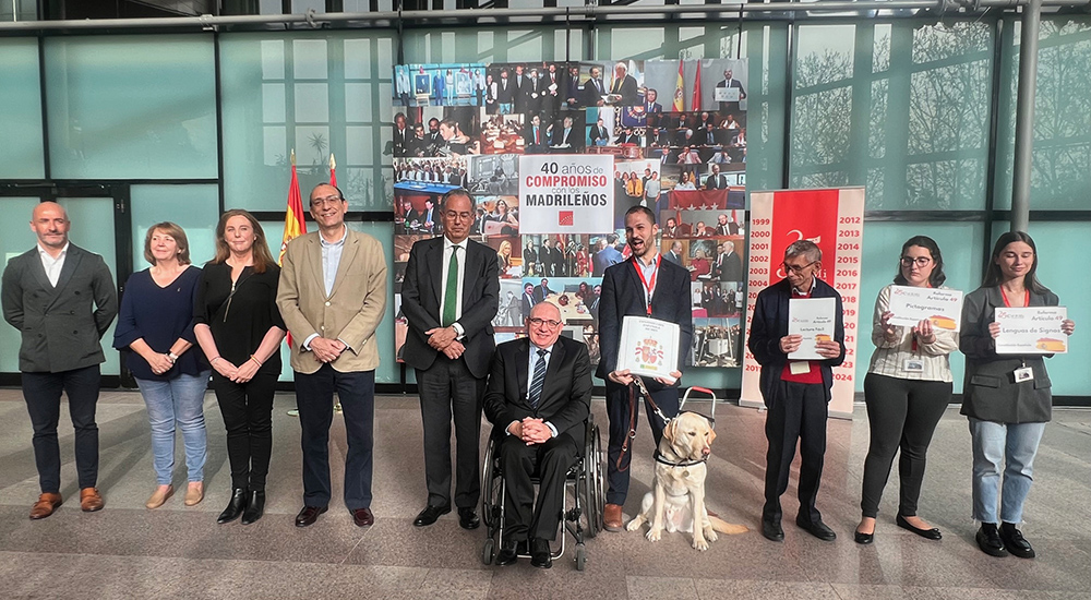 Foto de familia de todos los participantes en la entrega de ejemplares