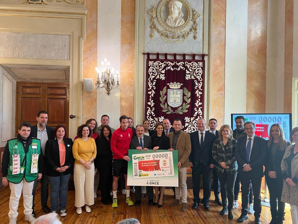 Foto de familia de todos los participantes en la presentación