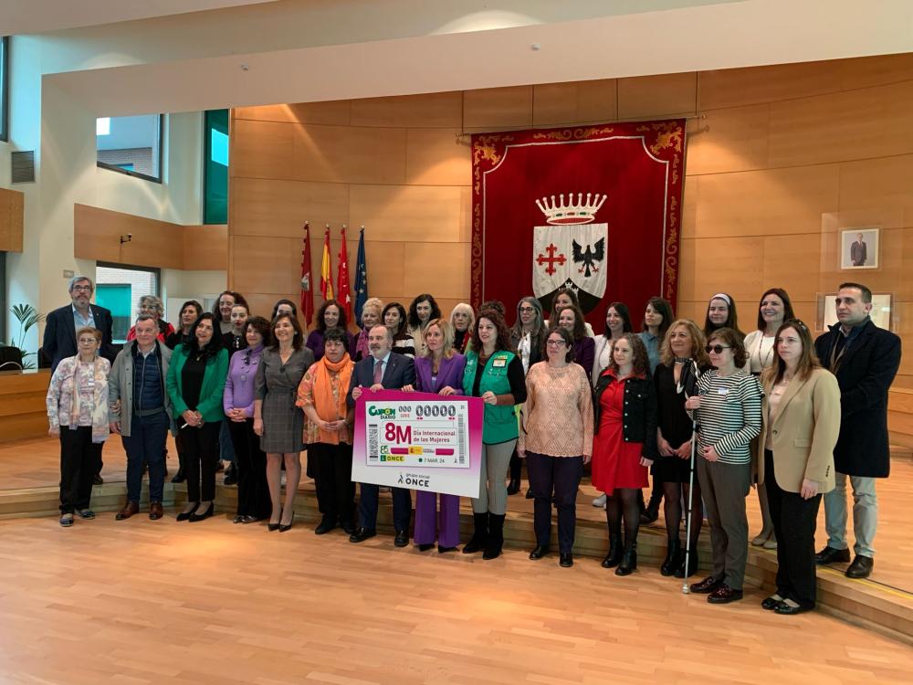 Foto de familia de todos los participantes en el acto