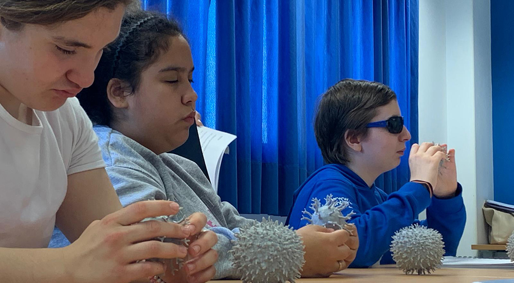 Tres alumnos de 1º tocando algunas de las piezas