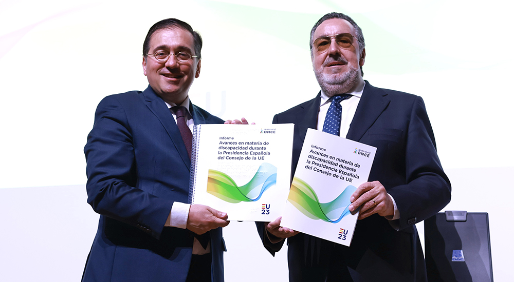 Albares y Carballeda posan con el informe