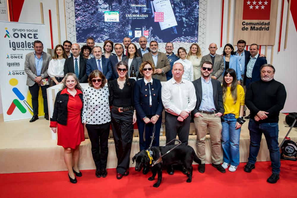 Foto de familia de todas las autoridades participantes en la cata a ciegas