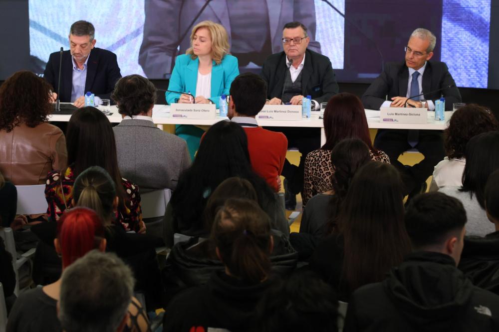 Mesa de intervenciones durante la inauguración