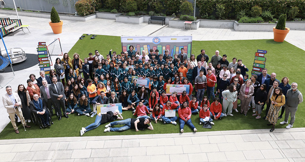 Foto de familia de todos los participantes en la gala final del Concurso Escolar