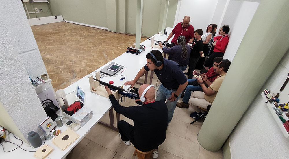 Los visitantes practican el tiro con carabina