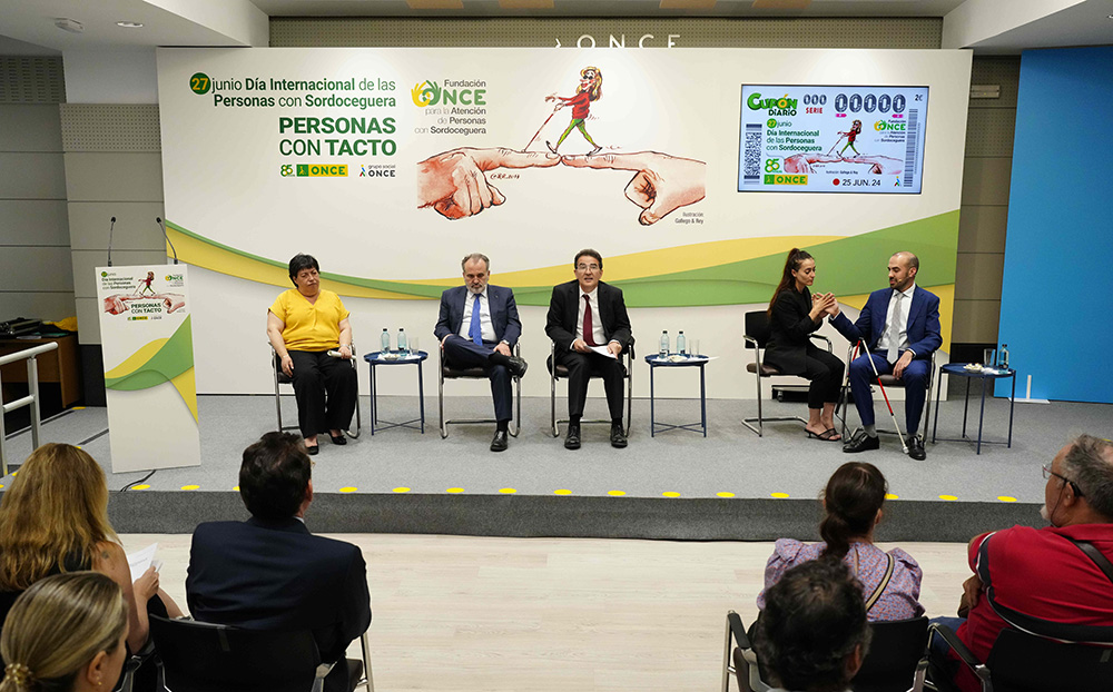 Un momento del acto con las personas intervinientes