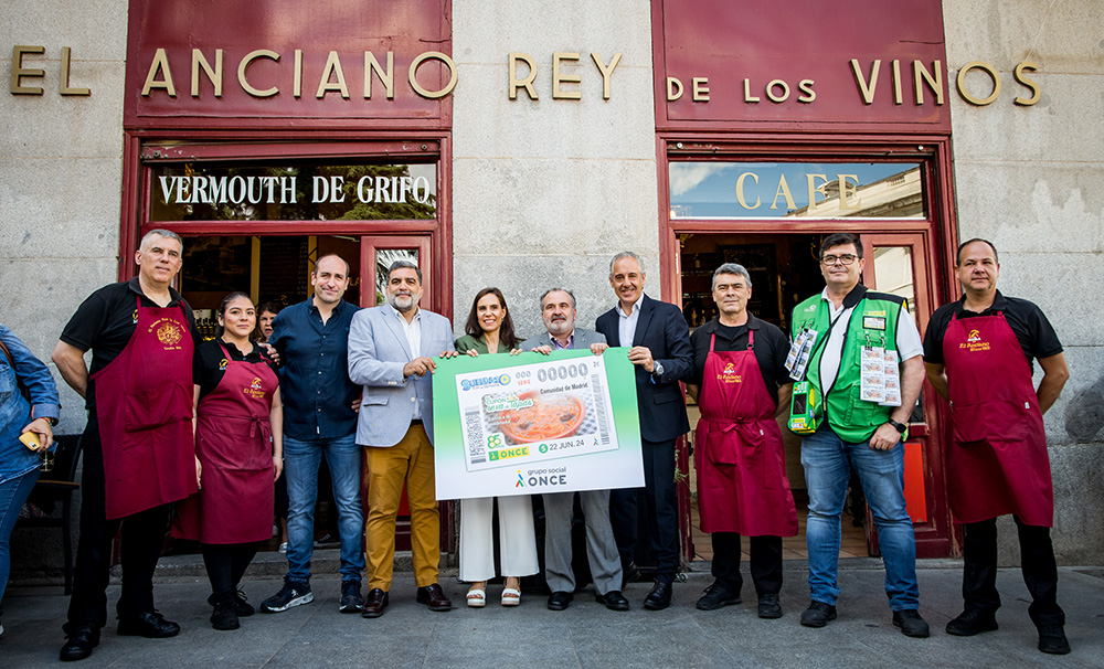 Foto de familia de autoridades y empleados posando con el cupón