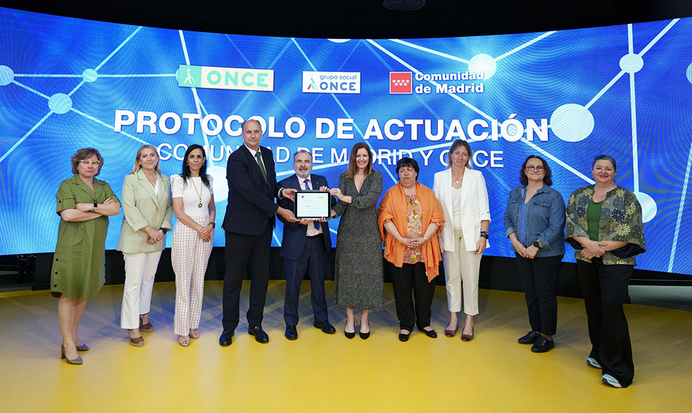 Foto de familia tras la firma del convenio