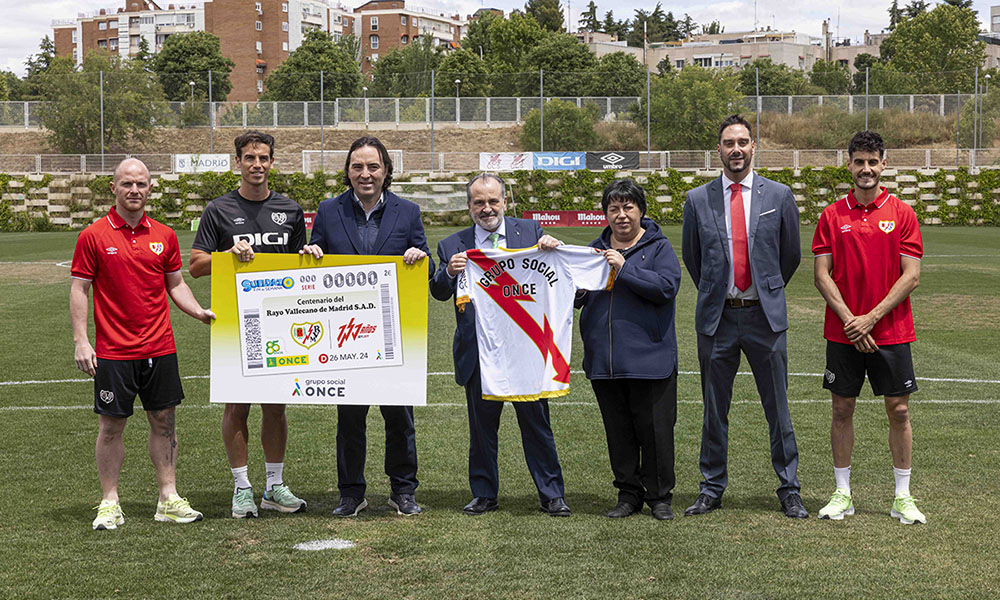 Foto de familia de los participantes en la presentación