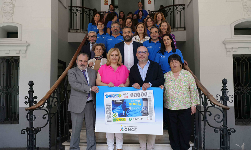 Foto de familia de todos los participantes en la presentación