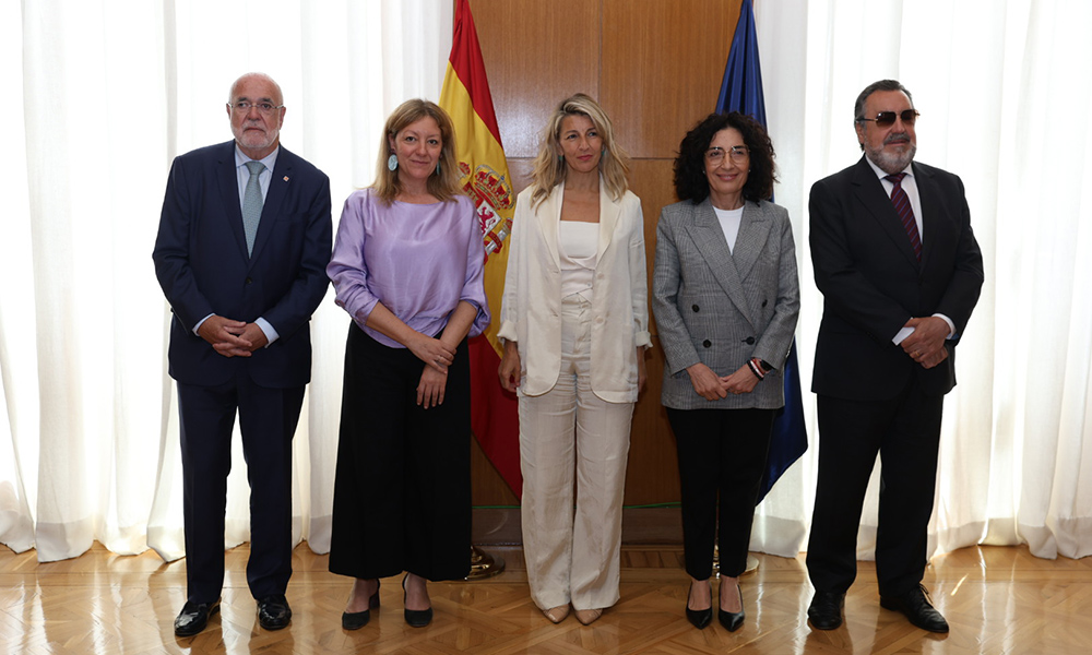 Foto de familia de los participantes en la presentación del cupón