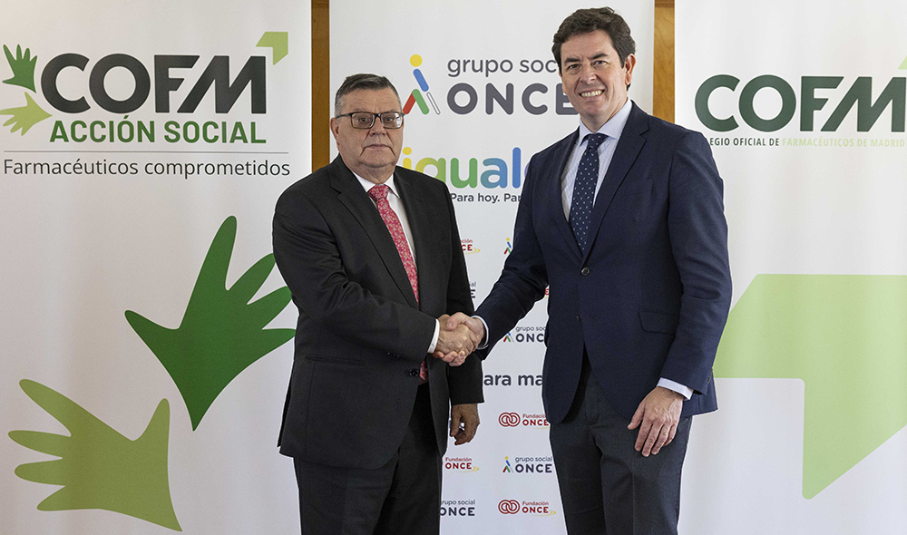 Los firmantes estrechan sus manos