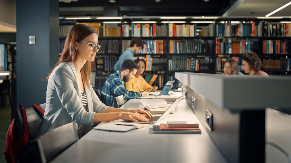 Imagen de recurso de una biblioteca con estudiantes