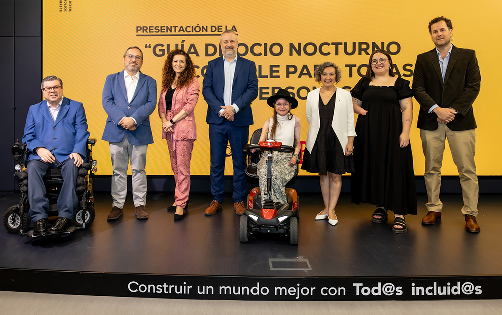 Foto de familia de todos los participantes en la presentación