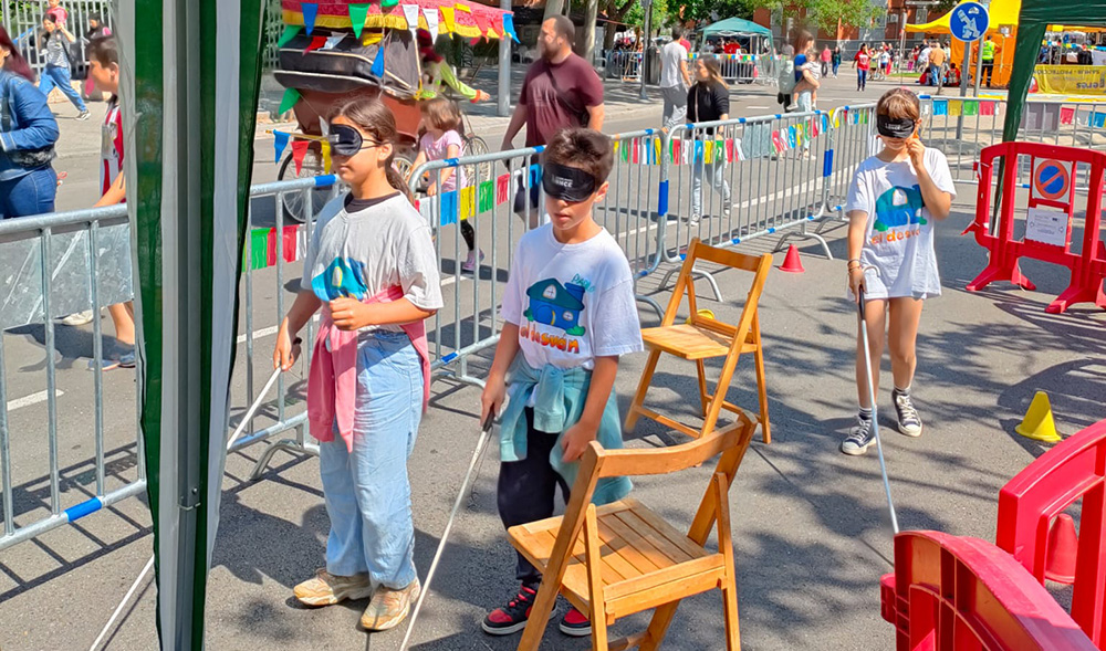 Varios niños participan en el circuito de movilidad