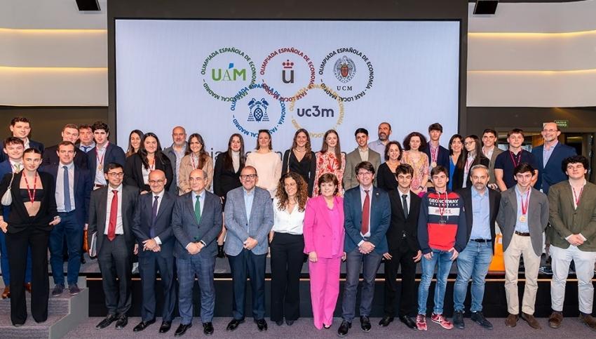 Foto de familia de todos los ganadores junto a los decanos