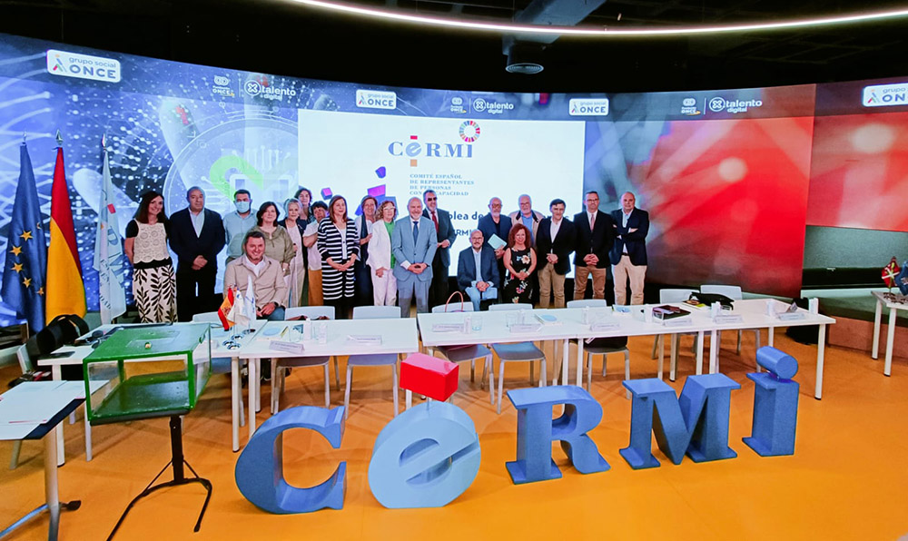 Foto de familia de los nuevos componentes de CERMI