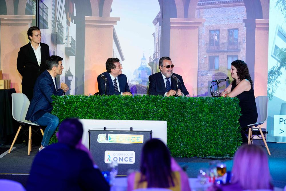 Carolina en la mesa acompañada de Carballeda, Ángel Sánchez y el presentador Luis Larrodera