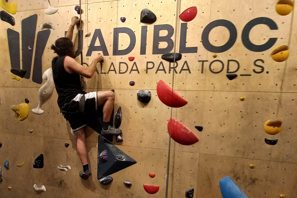 Uno de los participantes en el bautismo de escalada