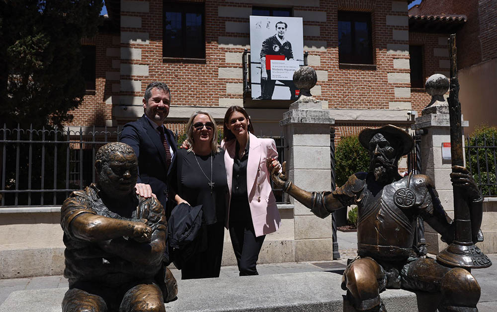Mariano de Paco posa delante de la entrada del Museo