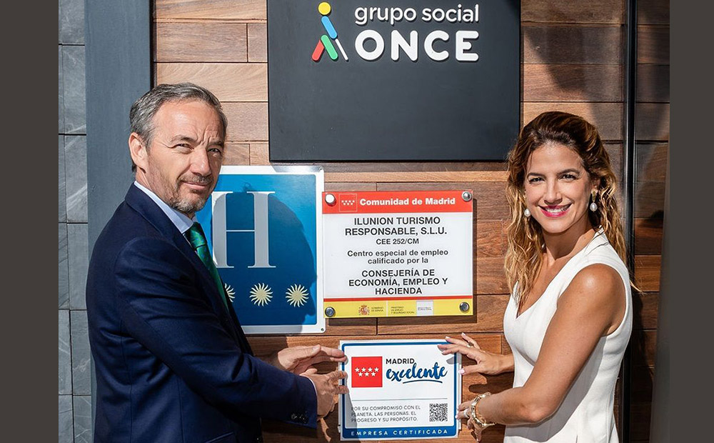 José Ángel Preciados colocando la placa