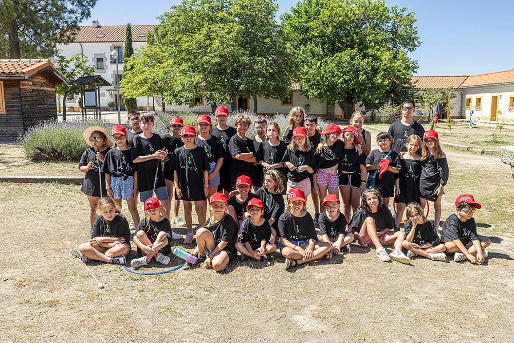 Posado de un grupo de chavales participantes en el campamento