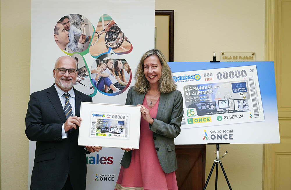 José Luis Nogueira y Patricia Sanz posan con la réplica del cupón