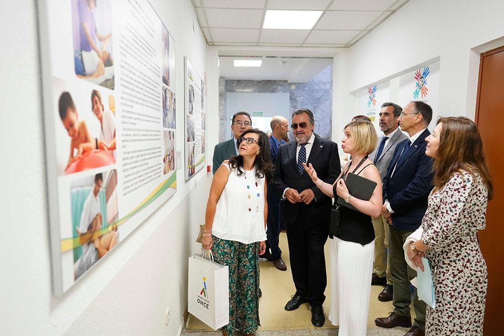 Las autoridades realizan un recorrido por la exposición