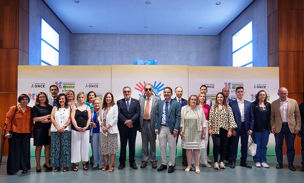 Foto de familia de todos los participantes en la inauguración