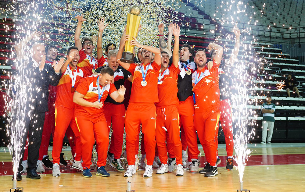 Los jugadores alzan la copa y celebran el triunfo