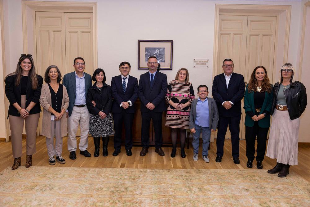 Foto de familia de todos los participantes en la firma del convenio