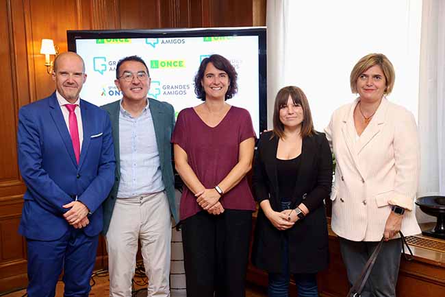 Foto de familia de todos los participantes en la entrega del cheque