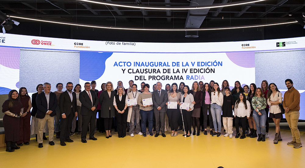 Foto de familia de todas las personas participantes en la presentación de RADIA