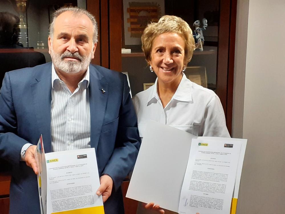 Luis Natalio Royo y Mayte Sutto posan tras la firma del convenio