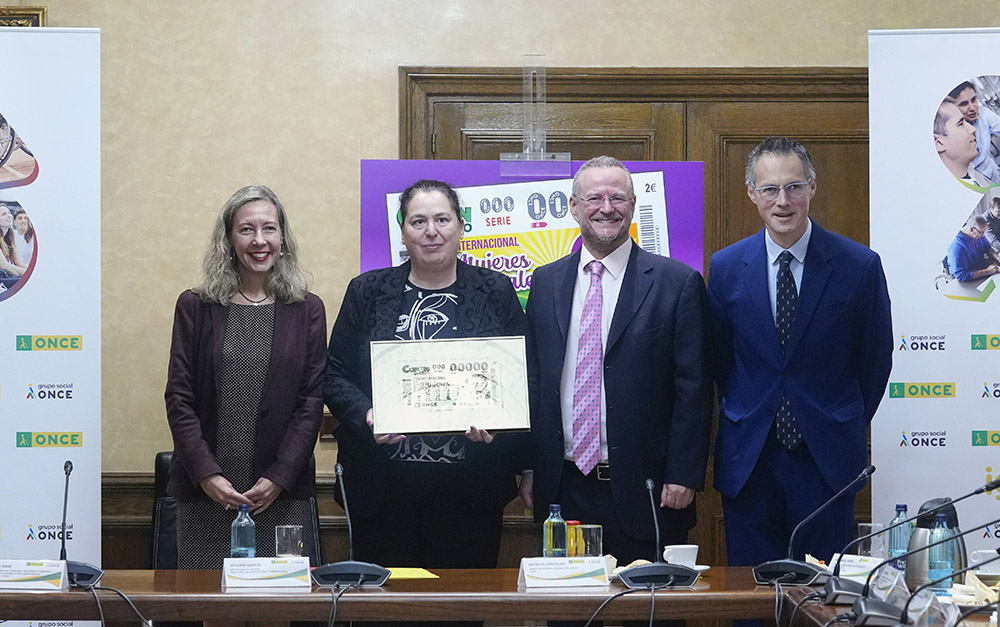 Patricia Sanz, Begoña Bernal, Patricio Cárceles y Fernando Riaño posan con el cupón