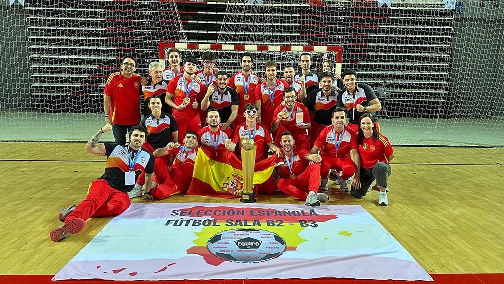 Los jugadores posan con el título